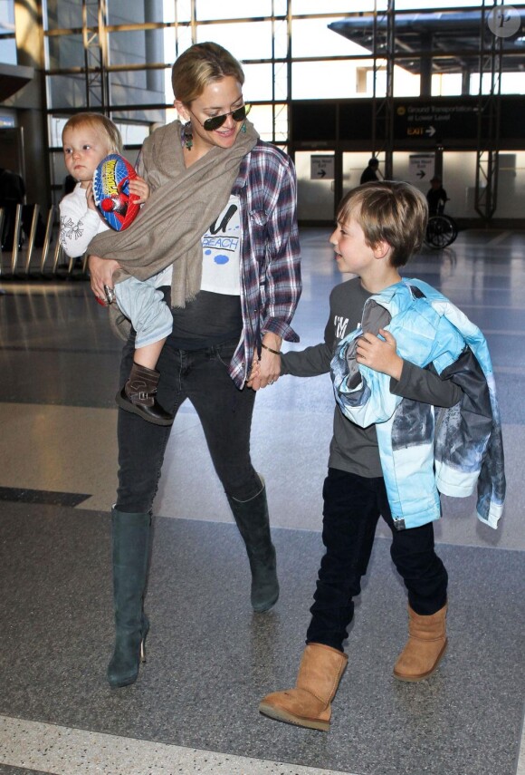 Kate Hudson, son fils Ryder, son fiancé Matthew Bellamy et leur fils Bingham, à l'aéroport de Los Angeles, le 9 février 2013.