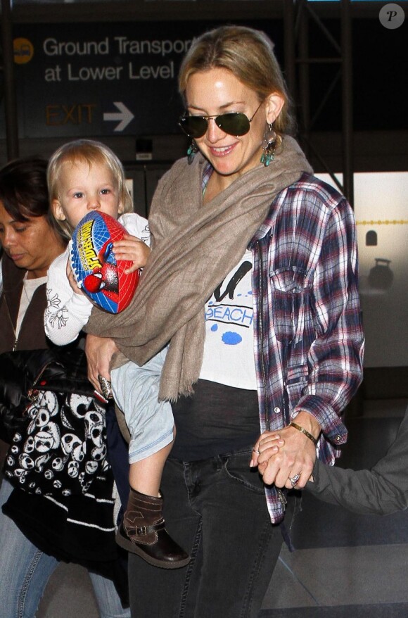 Kate Hudson, son fils Ryder, son fiancé Matthew Bellamy et leur fils Bingham, à l'aéroport de Los Angeles, le 9 février 2013.