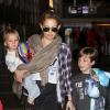 Kate Hudson, son fils Ryder âgé de 9 ans, son fiancé Matthew Bellamy et leur fils Bingham, à l'aéroport de Los Angeles, le 9 février 2013.