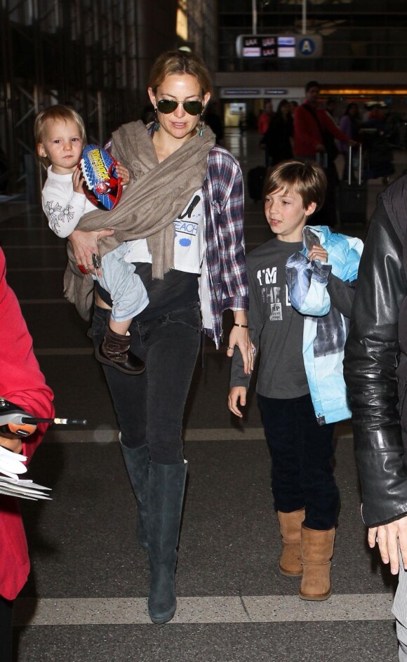Kate Hudson, son fils Ryder âgé de 9 ans, son fiancé Matthew Bellamy et leur fils Bingham, à l'aéroport de Los Angeles, le 9 février 2013.
