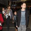 Kate Hudson, son fils Ryder, son fiancé, chanteur de groupe Muse, Matthew Bellamy et leur fils Bingham, à l'aéroport de Los Angeles, le 9 février 2013.
