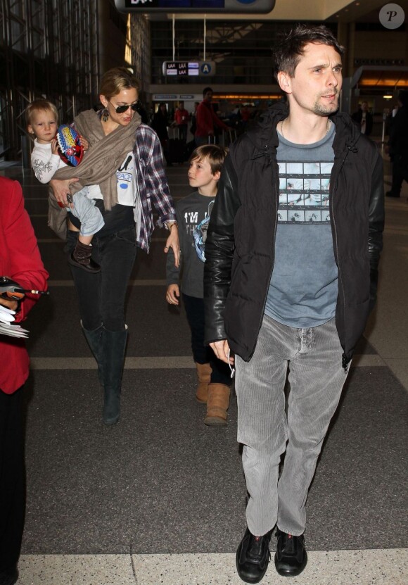 Kate Hudson, son fils Ryder, son fiancé, chanteur de groupe Muse, Matthew Bellamy et leur fils Bingham, à l'aéroport de Los Angeles, le 9 février 2013.