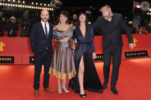 Les acteurs Marc-André Grondin, Pierrette Robitaille, Romane Bohringer accompagnent le réalisateur Denis Côté sur le tapis rouge du film Vic + Flo ont vu un ours, présenté à la Berlinale le 10 février 2013.