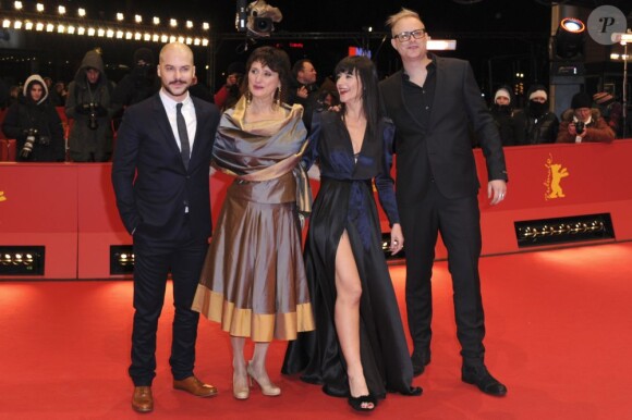 Marc-André Grondin, Pierrette Robitaille, Romane Bohringer et Denis Côté posent ensemble sur le tapis rouge du film Vic + Flo ont vu un ours, présenté à la Berlinale le 10 février 2013.