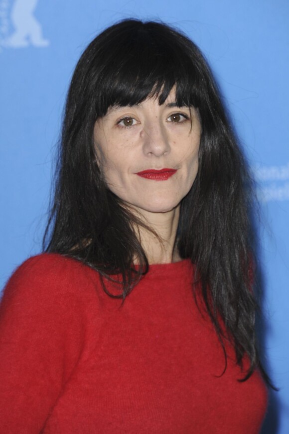 Romane Bohringer en simplicité et en contraste face à l'élégance affichée sur le tapis rouge berlinois, le 10 février 2013.