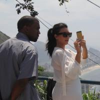 Kim Kardashian enceinte et Kanye West : Les amoureux visitent une favela de Rio