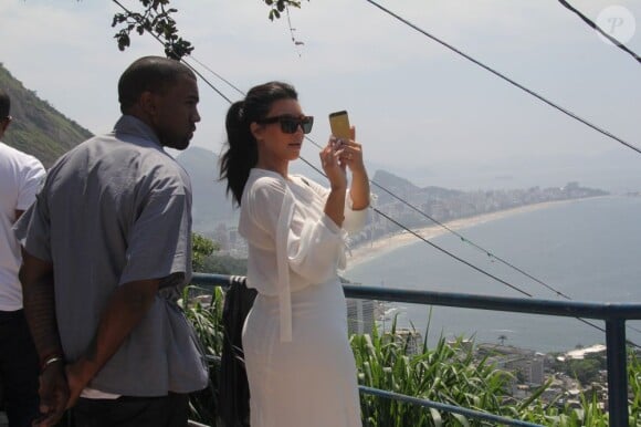 Kim Kardashian enceinte et son compagnon Kanye West visitent Rio De Janeiro en compagnie de Will Smith, le 10 février 2013. Ils ont visité Vidigal une favela de la ville.