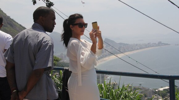 Kim Kardashian enceinte et Kanye West : Les amoureux visitent une favela de Rio