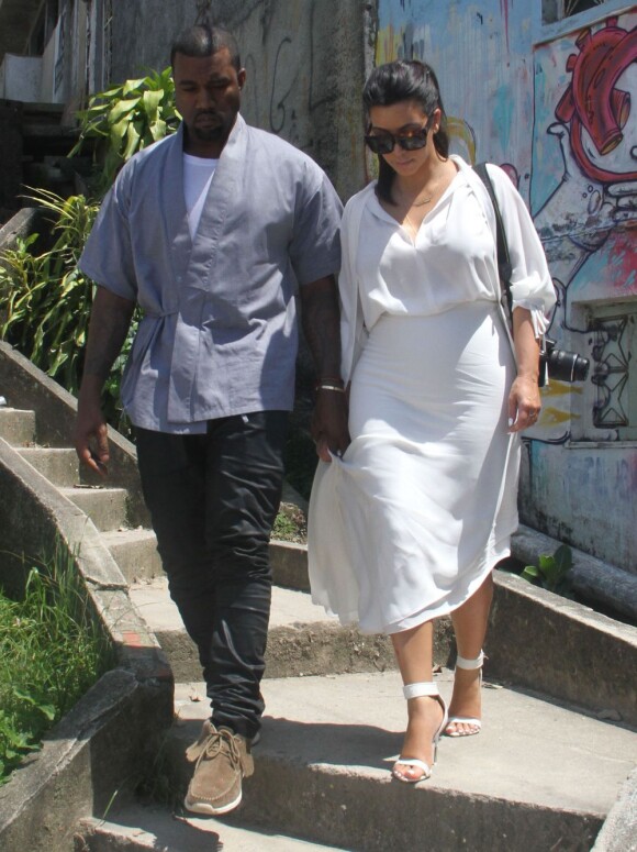 Kim Kardashian enceinte et Kanye West visitent Rio De Janeiro en compagnie de l'acteur Will Smith, le 10 février 2013. Ils ont été voir Vidigal une favela de la ville.