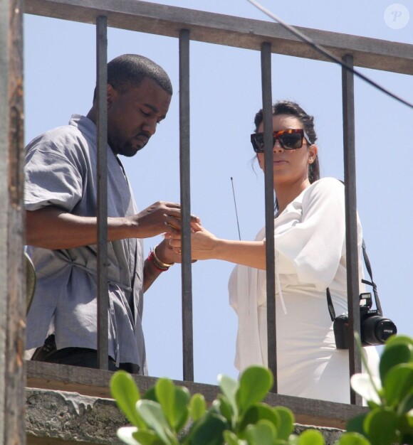Kim Kardashian enceinte et son chéri Kanye West visitent Rio De Janeiro en compagnie de Will Smith, le 10 février 2013. Ils ont visité Vidigal une favela de la ville.
