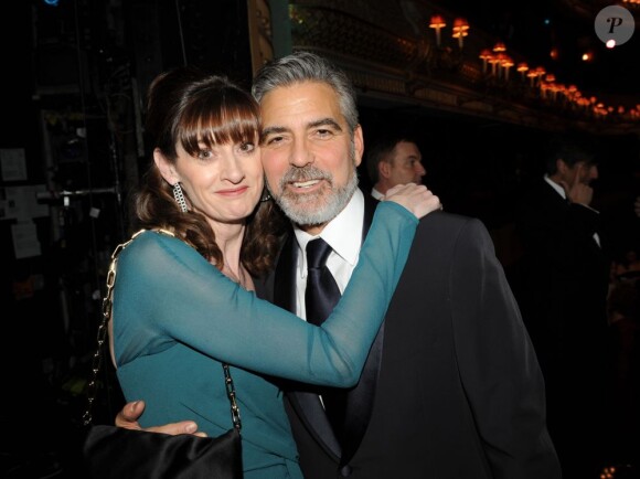 George Clooney et la présidente des BAFTA Amanda Berry lors de la cérémonie des BAFTA à Londres le 10 février 2013