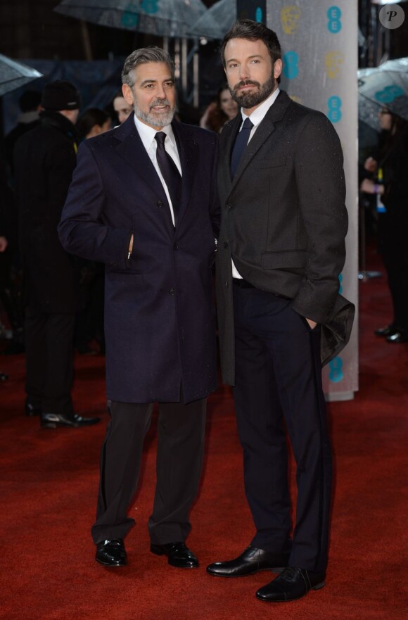Ben Affleck et George Clooney lors de la cérémonie des BAFTA à Londres le 10 février 2013