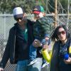 L'acteur Will Arnett prend du bon temps avec ses fils Abel et Archie à Los Angeles, le 9 février 2013.