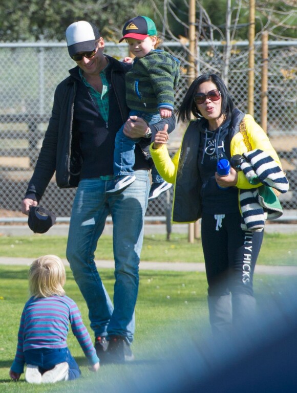 L'acteur Will Arnett prend du bon temps avec ses fils Abel et Archie à Los Angeles, le 9 février 2013.