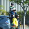 Will Arnett prend du bon temps avec ses fils Abel et Archie à Los Angeles, le 9 février 2013.