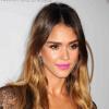 Jessica Alba lance la tendance et s'affiche avec un rouge à lèvres rose gourmand qui met en valeur son teint hâlé