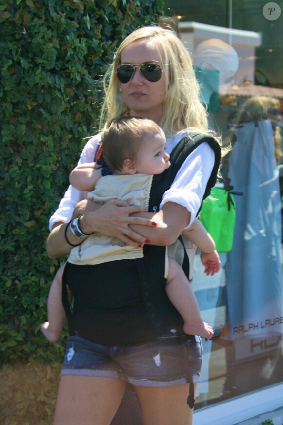 Kimberly Stewart avec sa fille Delilah, à Malibu le 7 juillet 2012.