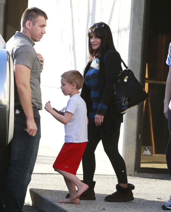 Britney Spears avec ses enfants Sean et Jayden James, en compagnie de sa mère Lynn dans un parc de Thousand Oaks, le 12 février 2013.