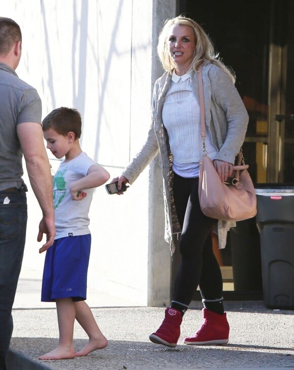 Britney Spears dans un parc de Thousand Oaks avec sa mère Lynne et ses enfants Sean et Jayden James, le 12 février 2013.