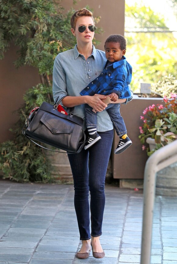 Charlize Theron emmène son fils Jackson à un cours de gym pour enfants à West Hollywood, le 12 fevrier 2013.