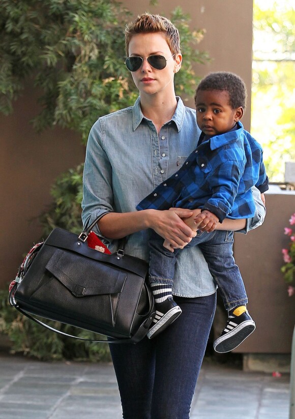 La sublime Charlize Theron emmène son fils Jackson à un cours de gym pour enfants à West Hollywood, le 12 fevrier 2013.