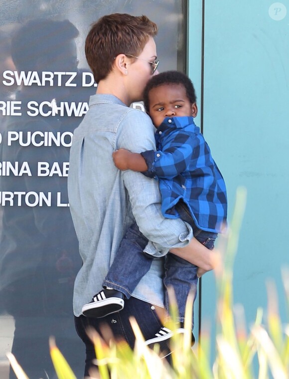 Charlize Theron emmène son jeune fils Jackson à un cours de gym pour enfants à West Hollywood, le 12 fevrier 2013.