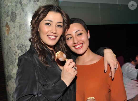 Karima Charni et sa soeur assistent à la soirée de lancement des nouveaux parfums de glace Magnum au Pavillon Cambon à Paris le 13 février 2013.