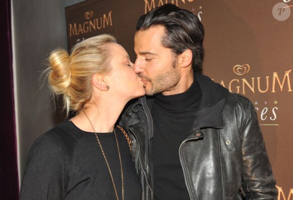 Sophie Meister et David Atrakchi, amoureux, à la soirée de lancement des nouveaux parfums de glace Magnum au Pavillon Cambon à Paris le 13 février 2013.
