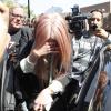 La jeune Amanda Bynes sort d'un poste de police de Los Angeles, après avoir été arrêtée dans la nuit pour conduite en état d'ivresse, le 6 avril 2012.