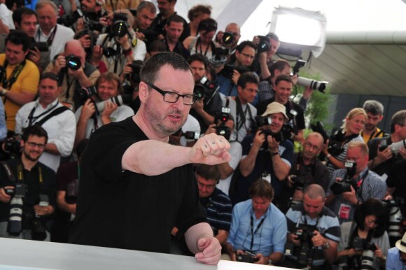 Le réalisateur danois Lars von Trier et son point 'fuck' lors du photocall de Melancholia au Festival de Cannes, le 18 mai 2011.