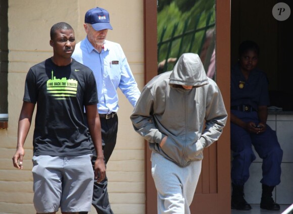 Oscar Pistorius à la sortie du commissariat quittant le commissariat de Boshkop le 14 février 2013, où il a été entendu après le meurtre de sa compagne Reeva Steenkamp