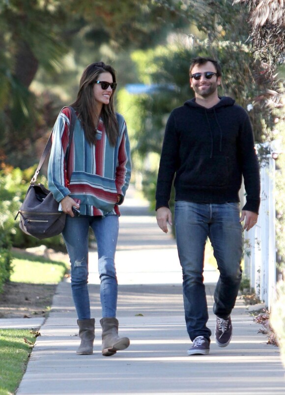 Le top Alessandra Ambrosio et son fiancé Jamie Mazur lors d'une matinée en amoureux à Los Angeles. Le 13 février 2013