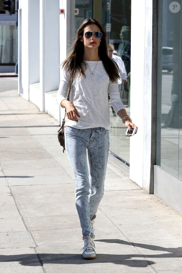 Le top Alessandra Ambrosio et sa fille Anja se baladent dans les rues de Los Angeles le 14 février 2013