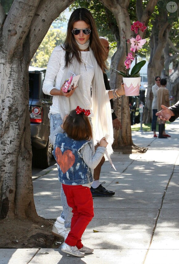 Le top Alessandra Ambrosio et sa fille Anja se baladent dans les rues de Los Angeles le 14 février 2013