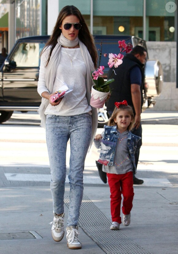 Le top Alessandra Ambrosio et sa fille Anja se baladent dans les rues de Los Angeles le 14 février 2013