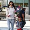 Le top Alessandra Ambrosio et son adorable fillette Anja se baladent dans les rues de Los Angeles le 14 février 2013