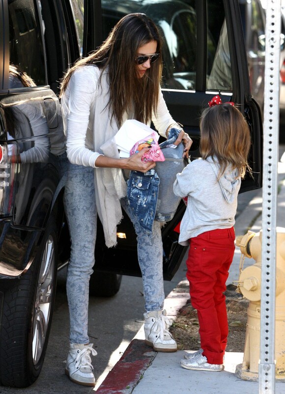 Le top Alessandra Ambrosio et sa fille Anja se baladent dans les rues de Los Angeles le 14 février 2013
