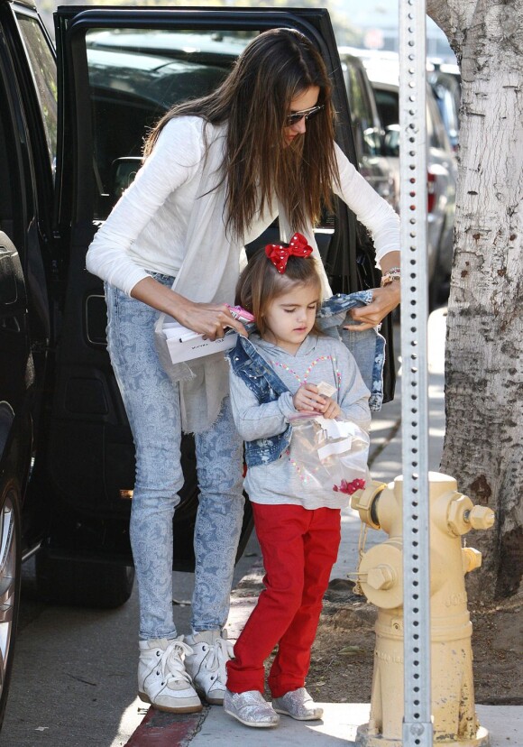 Le top Alessandra Ambrosio et sa fille Anja se baladent dans les rues de Los Angeles le 14 février 2013