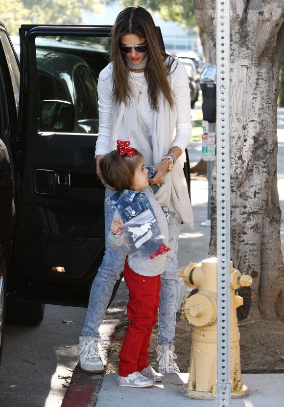 Le top Alessandra Ambrosio et sa fille Anja se baladent dans les rues de Los Angeles le 14 février 2013
