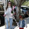 Le top Alessandra Ambrosio et sa fille Anja se baladent dans les rues de Los Angeles le 14 février 2013