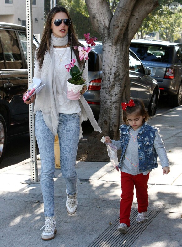 Le top Alessandra Ambrosio et sa fille Anja se baladent dans les rues de Los Angeles le 14 février 2013