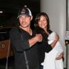 Nick Lachey et Vanessa Lachey arrivent à l'aéroport de Los Angeles avec leur fils Camden, le 13 janvier 2013.