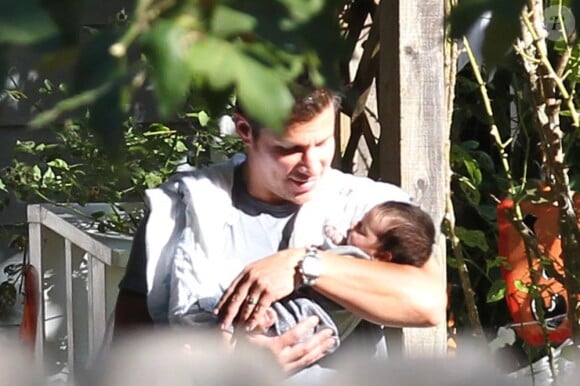 Nick Lachey tient son fils Camden dans les bras, à Los Angeles, le 16 octobre 2012.
