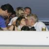 Harrison Ford et Calista Flockhart s'embrassent tendrement pendant la parade du carnaval de Rio De Janeiro, le 16 février 2013.