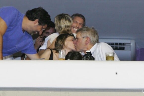 Harrison Ford et Calista Flockhart s'embrassent tendrement pendant la parade du carnaval de Rio De Janeiro, le 16 février 2013.