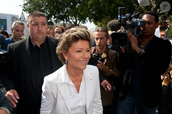 Anne Mansouret manifeste auprès de sa fille Tristane Banon contre les violences faites aux femmes à Paris, le 24 septembre 2011.