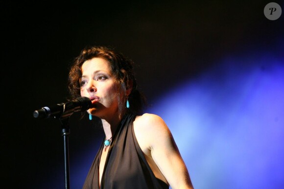 La chanteuse Tina Arena lors d'un concert près de Perpignan le 21 juillet 2012.
