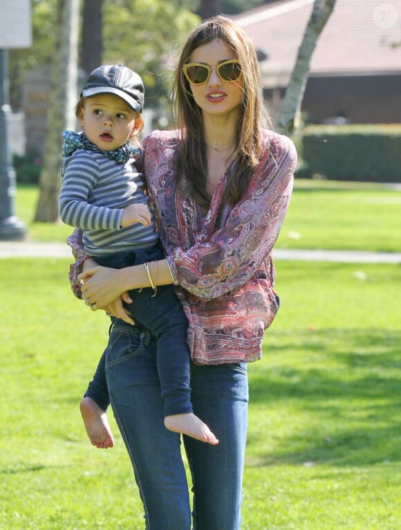 Miranda Kerr et son fils Flynn au parc Coldwater Canyon à Beverly Hills, le 17 fevrier 2013.