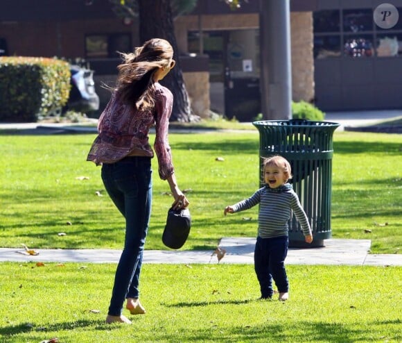 Miranda Kerr passe quelques heures complices avec son fils Flynn au Coldwater Canyon Park le 17 février 2013