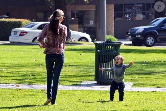 Miranda Kerr passe quelques heures complices avec son fils Flynn qui s'amuse comme un fou au Coldwater Canyon Park le 17 février 2013